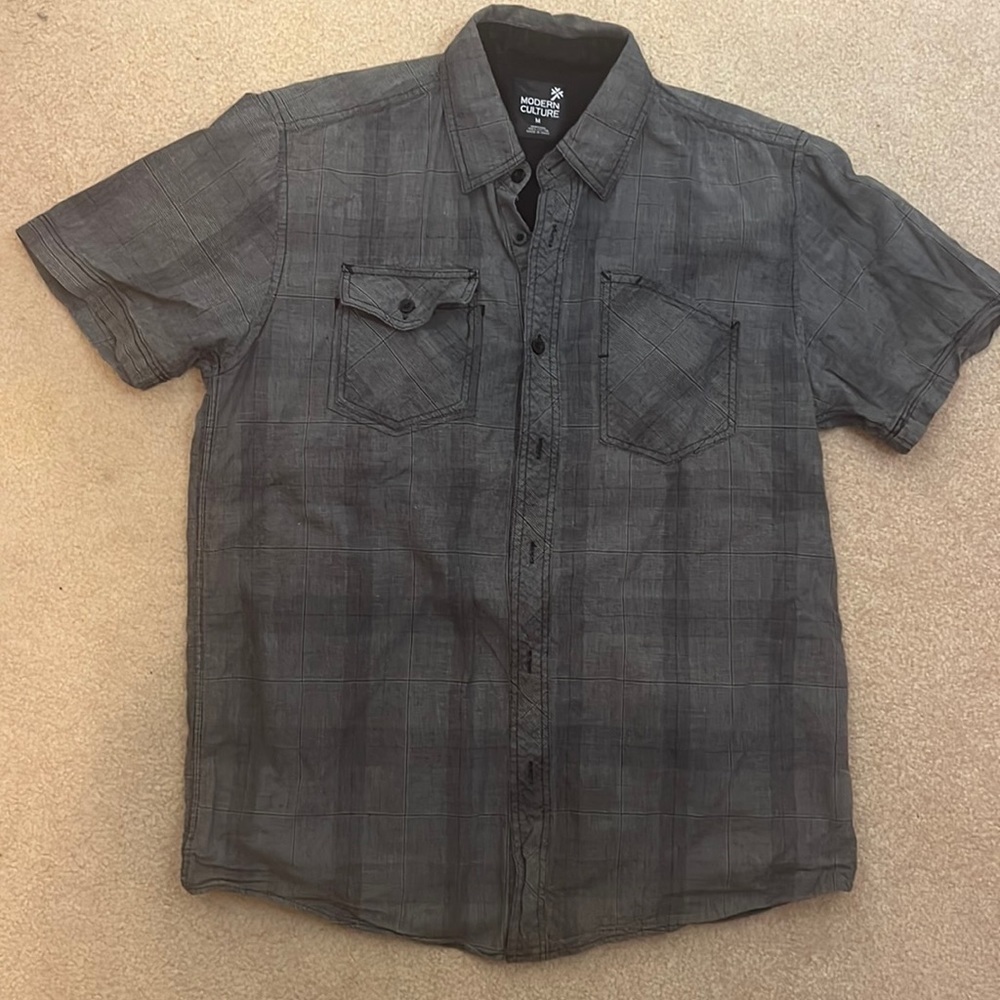 Modern Culture Grey Plaid Short Sleeved Button Down Shirt.  Size Medium
